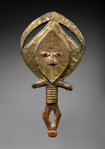 A 19th century reliquary guardian figure from Obamba, Gabon, part of the exhibit "Kota: Digital Excavations in African Art" (Mathieu Ferrier)