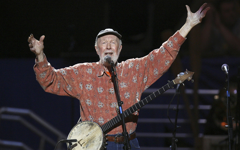Pete Seeger sings "Amazing Grace" during a concert celebrating his 90th birthday in New York May 3, 2009. (Reuters/Lucas Jackson)