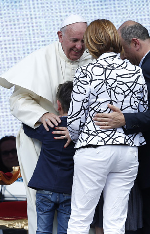 Pope Francis meets Lidia and Alessandro Di Napoli and their children during a gathering of more than 50,000 Catholic charismatics June 1 at the Olympic Stadium in Rome. (CNS/Paul Haring)
