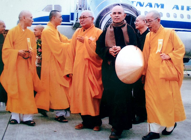 Nhat Hanh arrives in Hue, Vietnam in 2007 (Public domain photo)