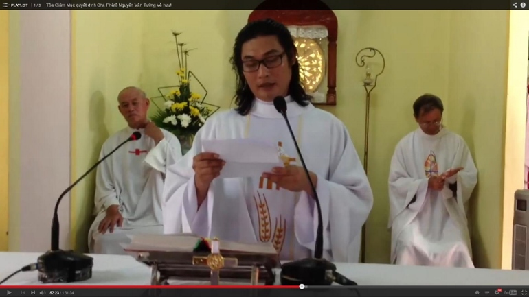 Fr. Peter Nguyen Van Tuong reads Fr. Thanh’s letter to parishioners. (Still from a video posted on Tuong’s website)