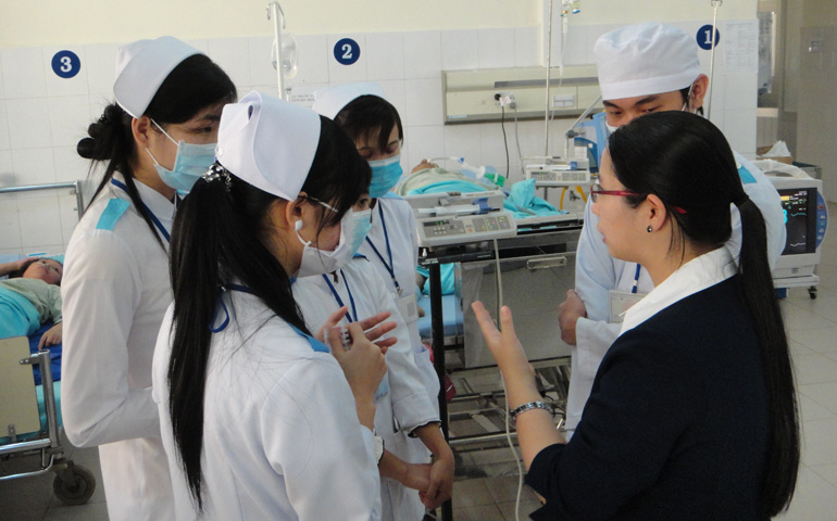 Vietnamese students learning medicine in Dalat Hospital