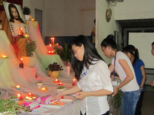 Candidates wrote down their wishes on pieces of paper and offered them Jesus through prayer. (Teresa Hoang Yen)