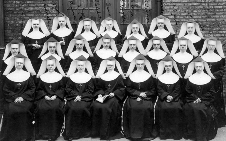 Nuns pose outside St. Mary of Perpetual Help School in Chicago in 1922. (CNS/Courtesy Leadership Conference of Women Religious) 