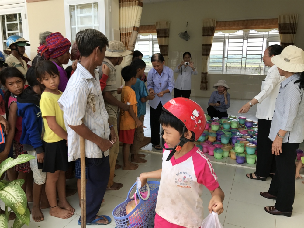 Stieng ethnic villagers exchange tokens for food with Divine Providence sisters at the convent. (GSR photo)