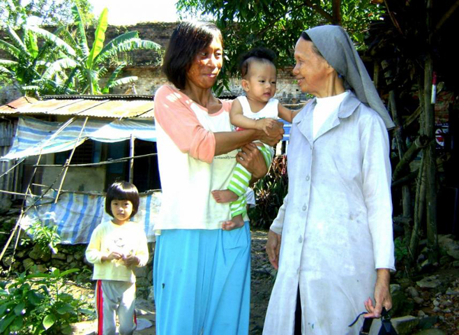 Sr. Ephrem Nguyen Thi Luu, a St. Paul de Chartres nun, visits a woman who has been a domestic violence victim. (GSR/Peter Nguyen)