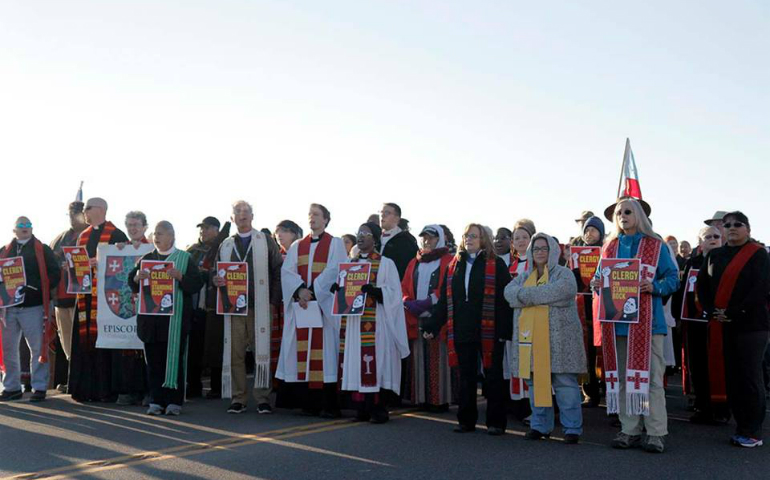 More than 500 interfaith witnesses marched on Hwy 1806 to Backwater Bridge where they formed a Niobrara Circle of Life. (Courtesy of Lynette Wilson/Episcopal News Service)