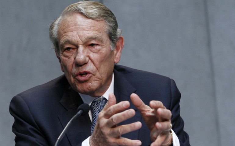 Joaquin Navarro-Valls, who served as director of the Vatican press office from 1984-2006, speaks during a Vatican press conference in this 2014 file photo. (CNS photo/Paul Haring)