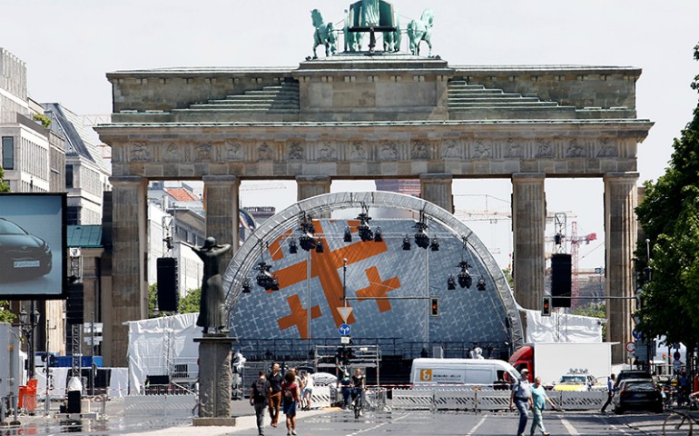Final preparations are made at the Brandenburg Gate ahead of the German Protestant church congress (Kirchentag) in Berlin on May 23, 2017. (Reuters/Fabrizio Bensch)