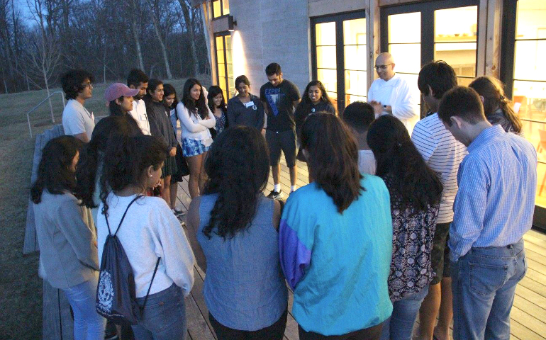 Brahmachari Vrajvihari Sharan offers a prayer before a meal on a “Hindu Life” retreat during the spring 2017 semester. (Courtesy of Hindu Life at Georgetown University)