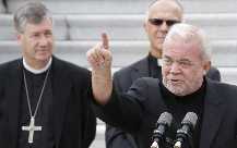 Jim Wallis speaks at Washington rally (CNS photo)