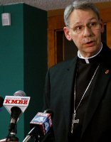 Bishop Robert W. Finn speaks during a press conference in Kansas City Aug. 20, 2008, announcing the $10 million settlement with 47 victims of sexual abuse. (CNS photo/Joe Cory, The Catholic Key)