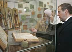 Russian President Dmitry Medvedev, right, and his wife Svetlana, center, visit Kolomenskoye Museum in Moscow last year. (CNS photo)