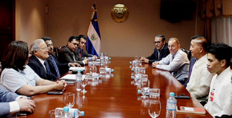 El Salvador President Salvador Sánchez Cerén, second from left, meets Gov. Carlos Padilla, second from right. Third from right is the writer, Andés McKinley. (Provided photo)