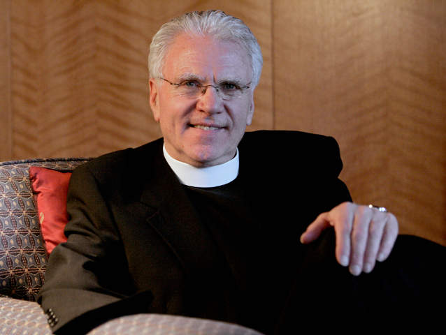 Jesuit Fr. Rick Curry in 2007 photo. (CNS photo/Bob Roller)