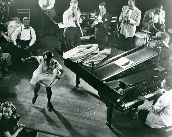 Pearl Primus dances to "Honeysuckle Rose" in New York City in 1943. (Newscom/akg-images)