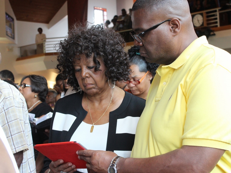 Ozetta Boseman, left, of Fort Washington, Md., reads the Scripture lesson at Alfred Baptist Church in Alexandria, Va., with her nephew, Richard Wair of Falls Church, Va., on July 26, 2015. (Religion News Service photo/Adelle M. Banks)