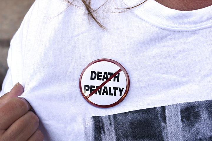 An anti-death penalty button is worn by a demonstrator attending a protest against the scheduled execution of convicted murderer Richard Glossip, at the state Capitol in Oklahoma City on Sept. 15, 2015. (REUTERS/Nick Oxford)