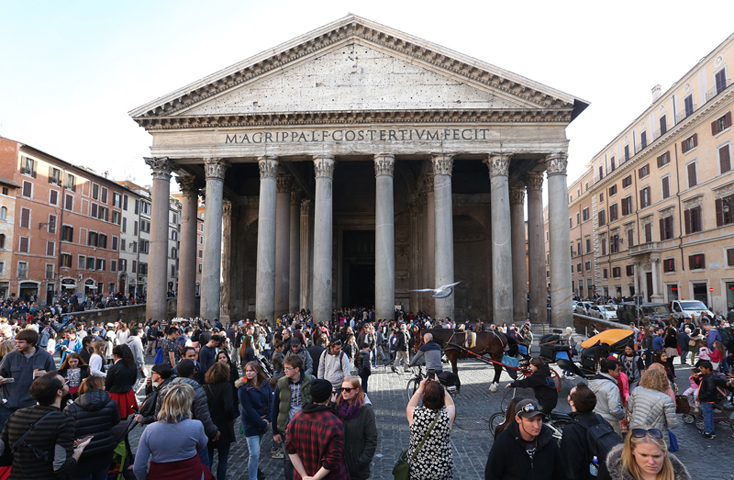 People stroll in front of the Pantheon’s ancient temple in downtown Rome on March 27, 2016. (Reuters/Stefano Rellandini)