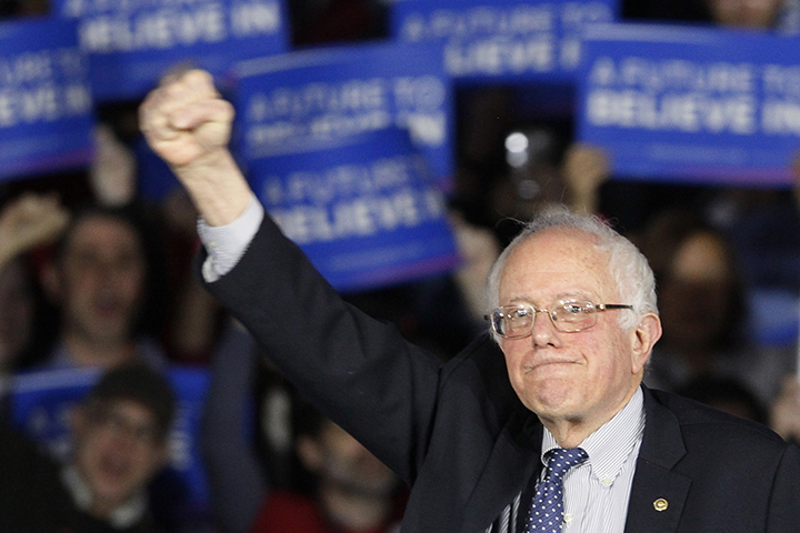 U.S. Democratic presidential candidate Bernie Sanders raises as fist as he speaks at his caucus night rally Des Moines, Iowa on February 1, 2016. (Reuters/Rick Wilking)