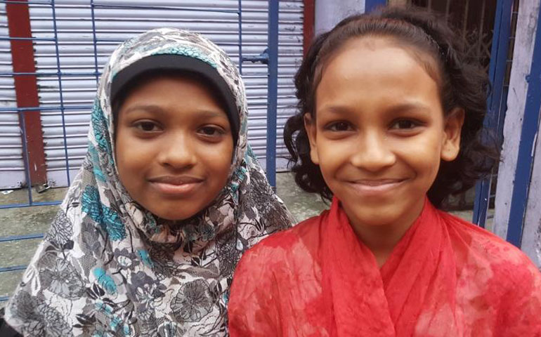 Two girls on the streets of Dhaka, Bangladesh. (GSR/Chris Herlinger)