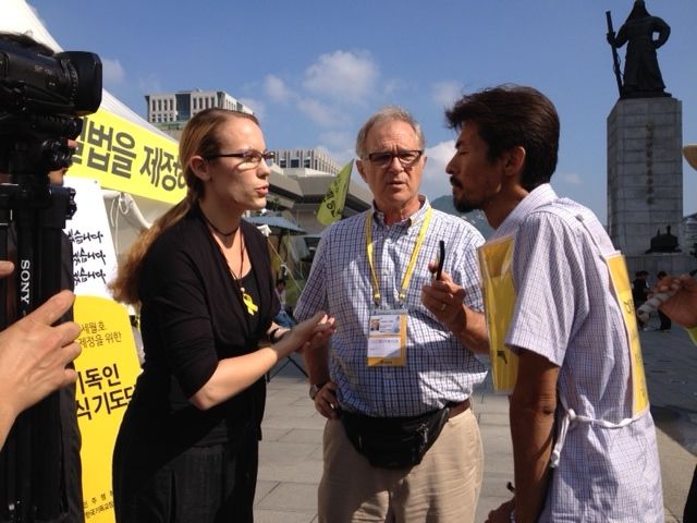 NCR's Tom Fox interviewing father of ferryboat victim before police moved in (photo by Hoa Fox)