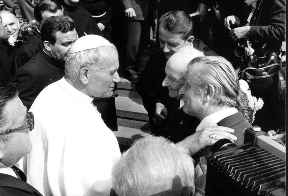 Pope John Paul II greets Franciszek Gajowniczek, second from right, at the Nazi-German Auschwitz prison camp in Oswiecem in this 1979 file photo. (CNS)