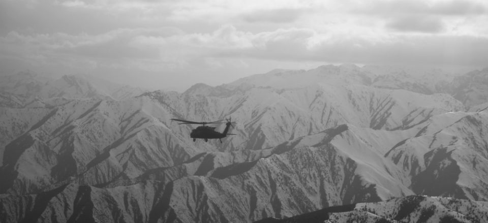 A U.S. Army UH-60 Black Hawk helicopter flies over the mountains in eastern Afghanistan March 12, 2014. (Wikimedia Commons/Department of Defense/Pfc. Nikayla Shodeen, U.S. Army)
