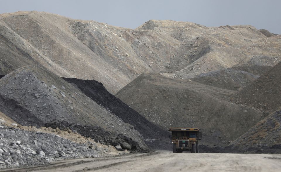 A dump truck hauls coal and sediment near Rock Springs, Wyo. (CNS/Reuters/Jim Urquhart)
