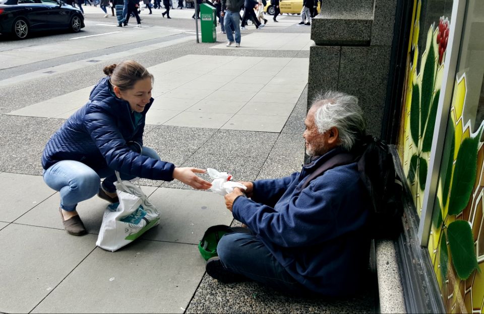 A volunteer with Catholic Street Missionaries interacts with a homeless man in early April 2017 in Vancouver, British Columbia. (CNS/Courtesy of Catholic Street Missionaries) A volunteer with Catholic Street Missionaries interacts with a homeless man in early April 2017 in Vancouver, British Columbia. (CNS/Courtesy of Catholic Street Missionaries)
