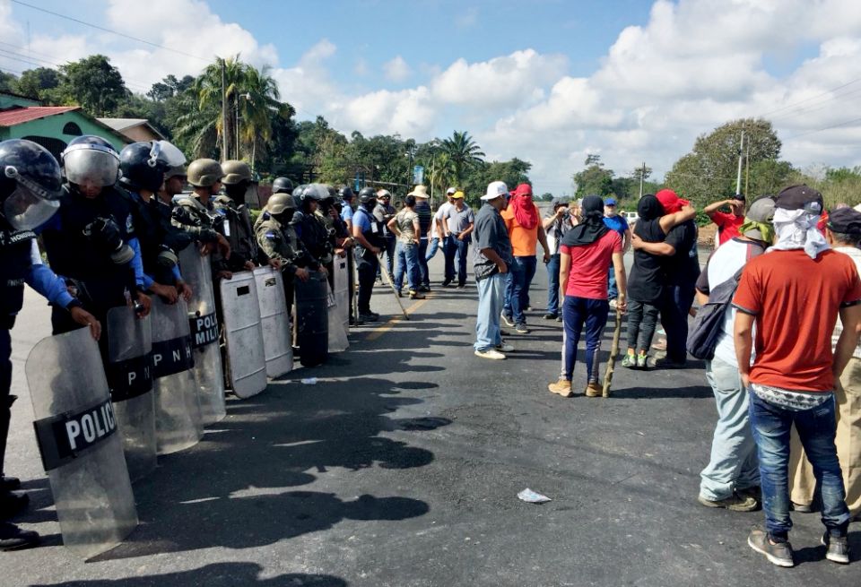 A highway standoff between the military and residents of Puller, north of El Progreso, Honduras (Tom Webb)