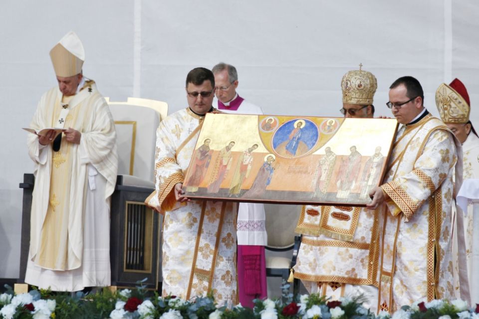 Clergy carry an icon of seven martyred bishops of the Eastern-rite Romanian Catholic Church as Pope celebrates a Divine Liturgy and the beatification of the seven bishops in Blaj, Romania, June 2. (CNS/Paul Haring) Clergy carry an icon of seven martyred bishops of the Eastern-rite Romanian Catholic Church as Pope celebrates a Divine Liturgy and the beatification of the seven bishops in Blaj, Romania, June 2. (CNS/Paul Haring)