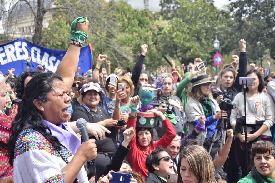 Aura Lolita Chávez Ixcaquic, a la izquierda, se dirige a los participantes en una manifestación. (Cortesía Consejo de Pueblos K'iche)
