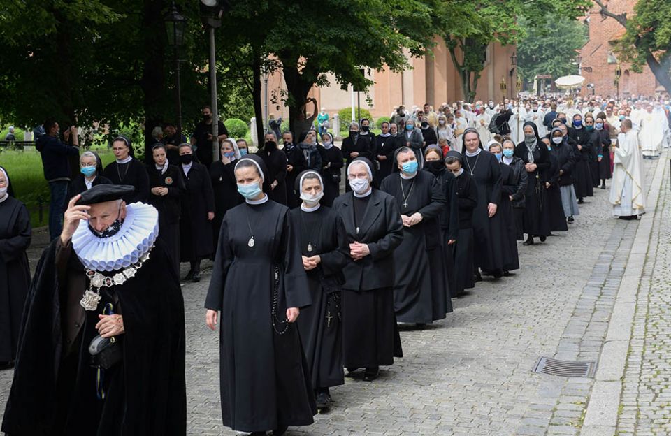 Nuns wearing protective masks take part in a Corpus Christi procession in Krakow, Poland, June 11, 2020, during the COVID-19 pandemic. (CNS/Agencja Gazeta via Reuters/Jakub Porzycki) Nuns wearing protective masks take part in a Corpus Christi procession in Krakow, Poland, June 11, 2020, during the COVID-19 pandemic. (CNS/Agencja Gazeta via Reuters/Jakub Porzycki)