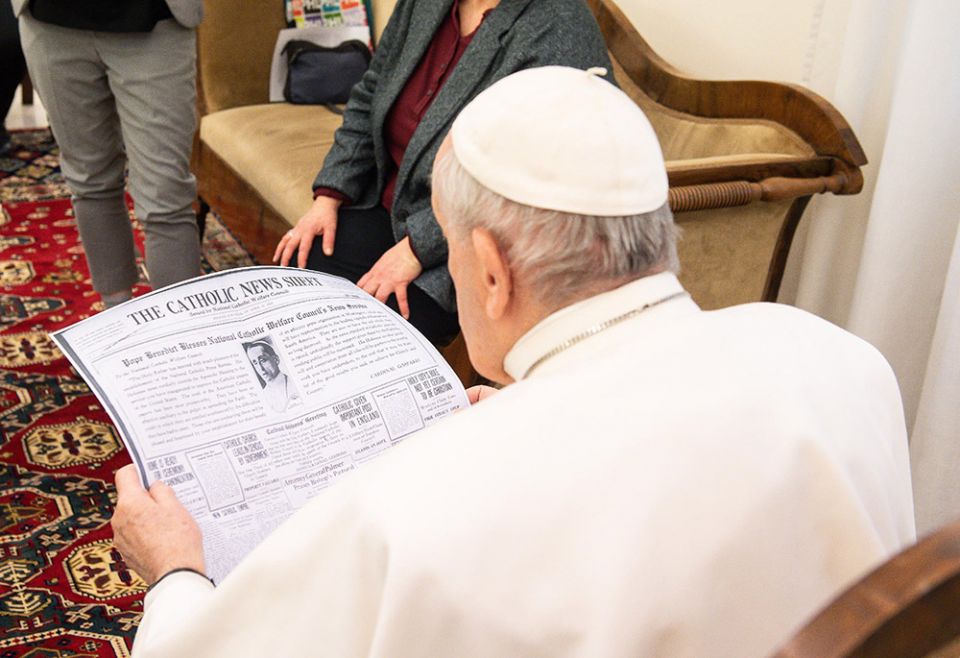 El Papa Francisco mira una copia de la edición del 11 de abril de 1920 de la "Hoja de Noticias Católicas", durante una reunión con miembros de la oficina de Roma del Servicio de Noticias Católicas en el Vaticano el 1 de febrero de 2021. (CNS) El Papa Francisco mira una copia de la edición del 11 de abril de 1920 de la "Hoja de Noticias Católicas", durante una reunión con miembros de la oficina de Roma del Servicio de Noticias Católicas en el Vaticano el 1 de febrero de 2021. (CNS)
