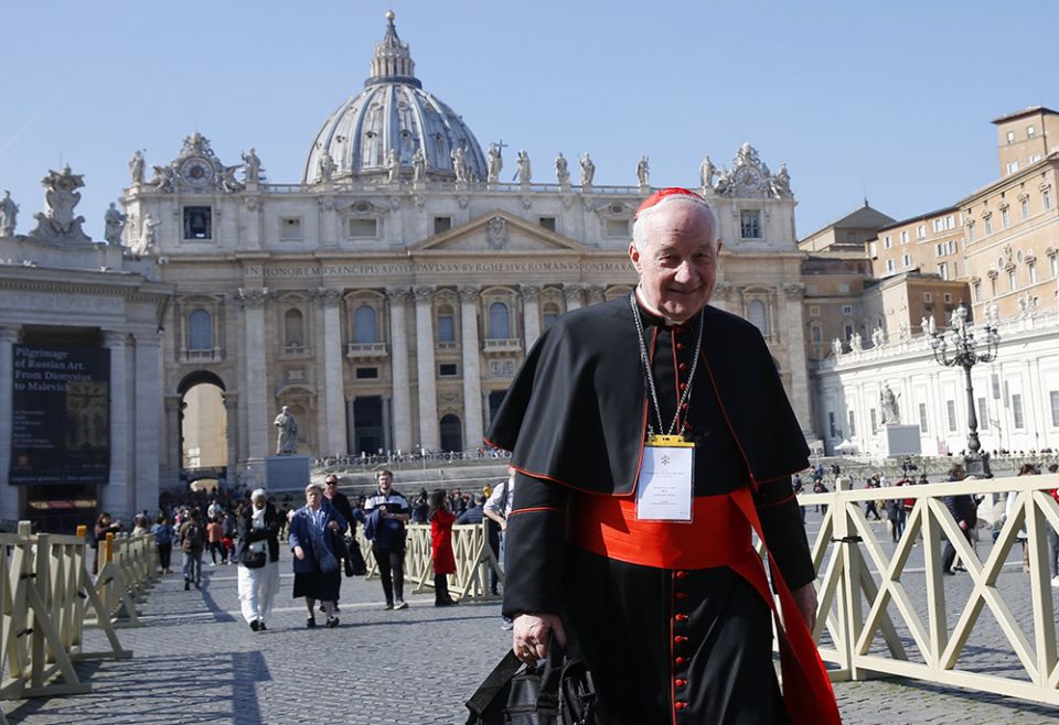 El cardenal Marc Ouellet camina por la Plaza de San Pedro en el Vaticano en esta foto de archivo del 21 de febrero de 2019.  (CNS/Paul Haring)