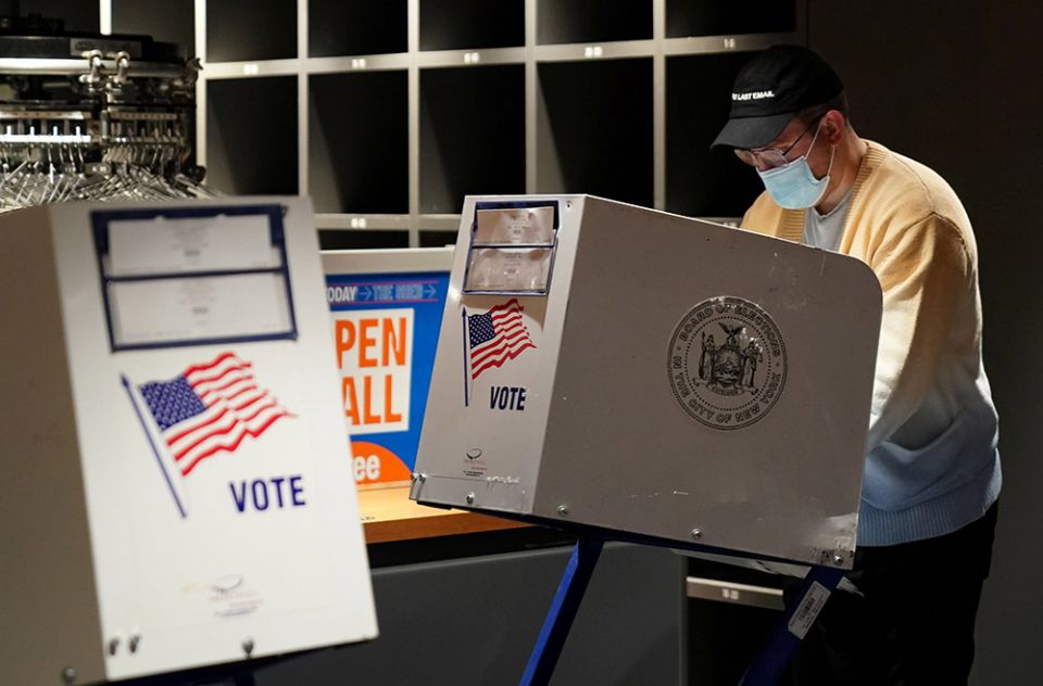 A voter in New York City fills out a ballot at Hudson Yards during early voting Oct. 24, 2021. (CNS/Reuters/Bryan R Smith)
