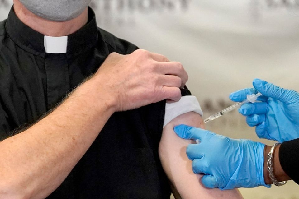A Catholic pastor receives the first of the two Pfizer-BioNTech COVID-19 vaccinations at a hospital in Chicago, Dec. 23, 2020. (AP/Charles Rex Arbogast) A Catholic pastor receives the first of the two Pfizer-BioNTech COVID-19 vaccinations at a hospital in Chicago, Dec. 23, 2020. (AP/Charles Rex Arbogast)