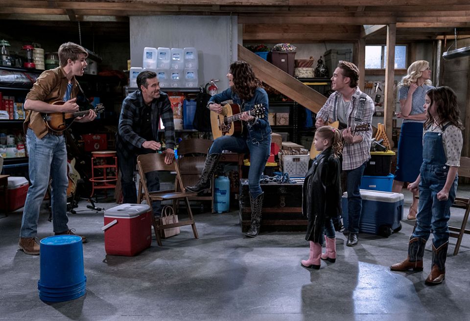 From left: Jamie Martin Mann as Brody, Eddie Cibrian as Beau, Katharine McPhee as Bailey, Pyper Braun as Chloe, Ricardo Hurtado as Tuck, Janet Varney as Summer, and Shiloh Verrico as Cassidy in the first episode of "Country Comfort" (Netflix © 2021) From left: Jamie Martin Mann as Brody, Eddie Cibrian as Beau, Katharine McPhee as Bailey, Pyper Braun as Chloe, Ricardo Hurtado as Tuck, Janet Varney as Summer, and Shiloh Verrico as Cassidy in the first episode of "Country Comfort" (Netflix © 2021)