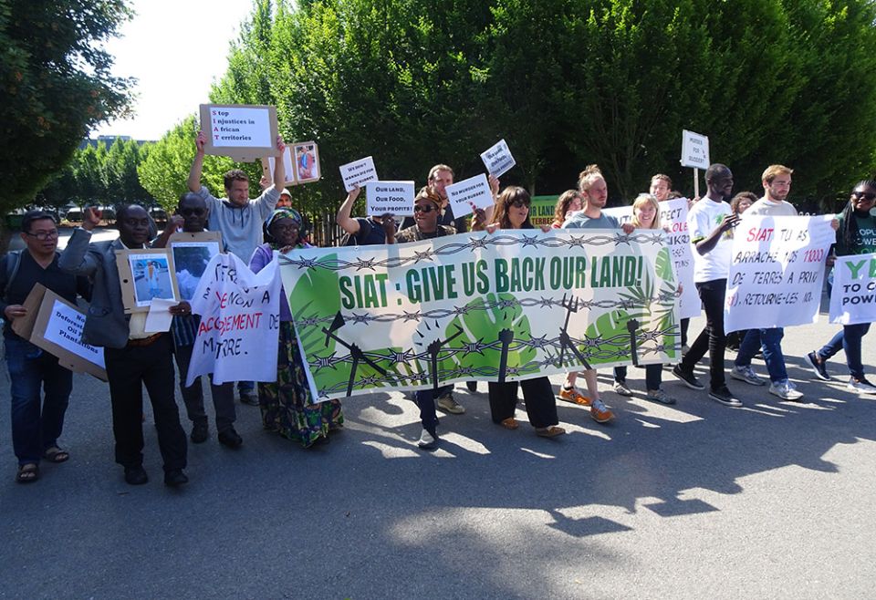 A delegation of communities from Ivory Coast, Ghana and Nigeria, accompanied by local and Belgian nongovernmental organizations, protested outside the headquarters of SIAT Group in Brussels. (CIDSE/Arnaud Ghys)