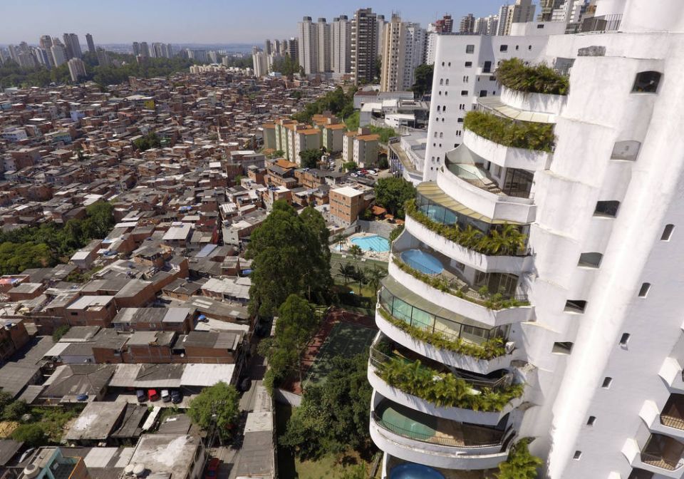 The Moumbi luxury apartments overlook the Paraisópolis Favela in São Paulo, Brazil. (Shutterstock/Caio Pederneiras)