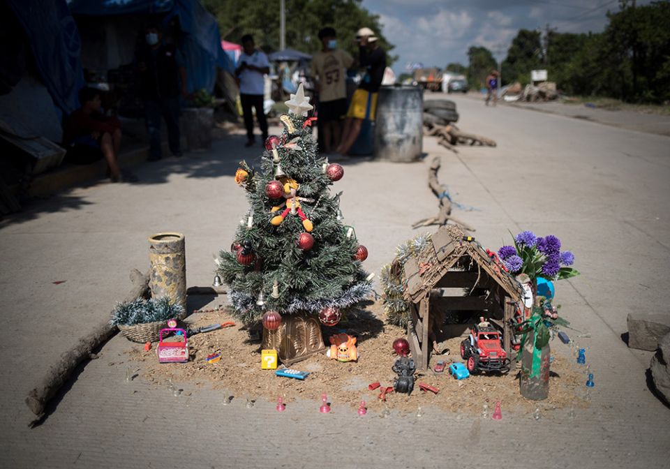 A Christmas tree and a nativity scene on the roadside, alongside provisional shelters that stretch for miles, outside San Pedro Sula, Honduras. (© Sean Hawkey) A Christmas tree and a nativity scene on the roadside, alongside provisional shelters that stretch for miles, outside San Pedro Sula, Honduras. (© Sean Hawkey)