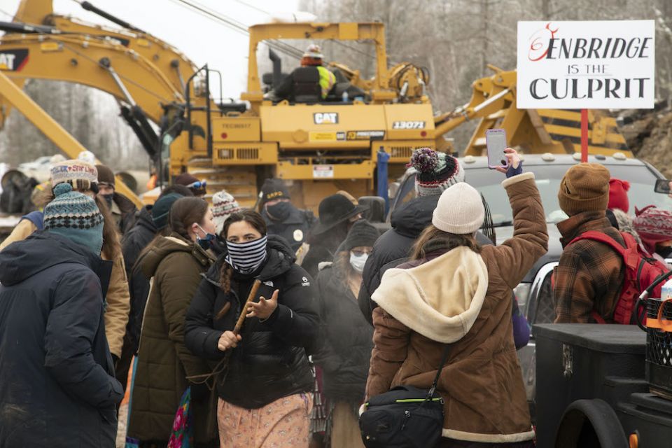 Protesters surround construction equipment used to drill a path for the Enbridge Line 3 oil pipeline near Haypoint, Minnesota, Jan. 9, 2021. (© Keri Pickett) Protesters surround construction equipment used to drill a path for the Enbridge Line 3 oil pipeline near Haypoint, Minnesota, Jan. 9, 2021. (© Keri Pickett)