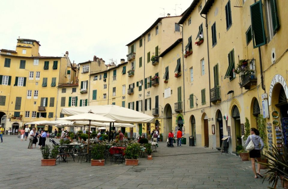 Piazza dell'Anfiteatro, Lucca, Italy (Wikimedia Commons/Davide Papalini) Piazza dell'Anfiteatro, Lucca, Italy (Wikimedia Commons/Davide Papalini)