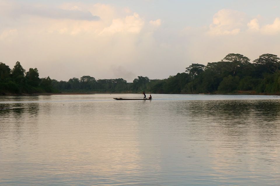 A Miskito Indigenous person paddles a canoe on the Patuca River in Honduras. (Wikimedia Commons/Marcio Martínez)