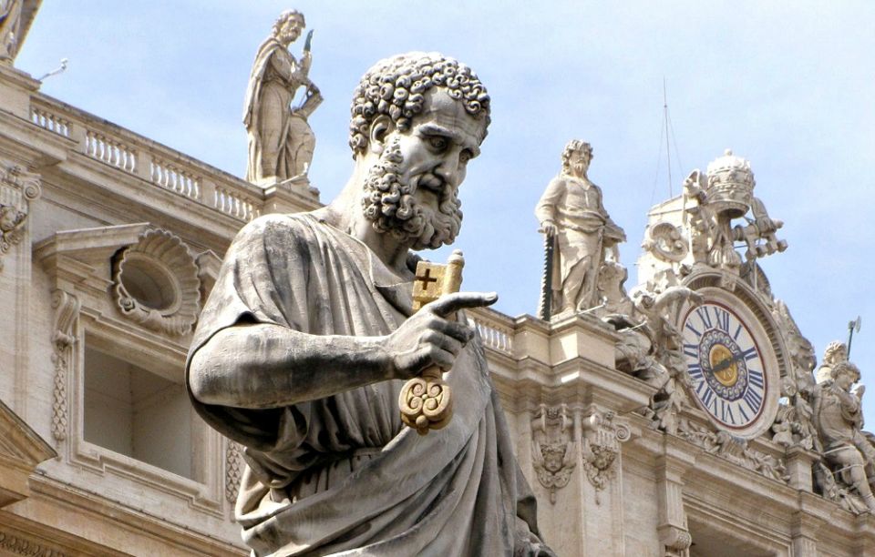A statue of St. Peter by Giuseppe De Fabris stands outside St. Peter's Basilica at the Vatican. (Wikimedia Commons/Lure)