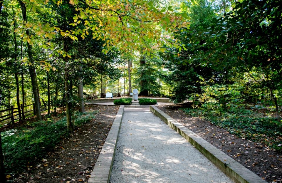 The slave burial ground and Slave Memorial at Mount Vernon, Virginia, the home of George Washington (Wikimedia Commons/Tim Evanson) The slave burial ground and Slave Memorial at Mount Vernon, Virginia, the home of George Washington (Wikimedia Commons/Tim Evanson)