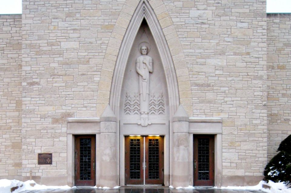 The façade of St. Joseph the Workman Cathedral in La Crosse, Wisconsin (Wikimedia Commons/Rabbet)
