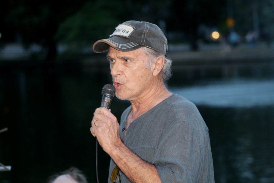 Tom Fox, former editor and publisher of the National Catholic Reporter, addresses the Hiroshima/Nagasaki Remembrance memorial Aug. 5 in Kansas City, Missouri. (Jim Hannah)