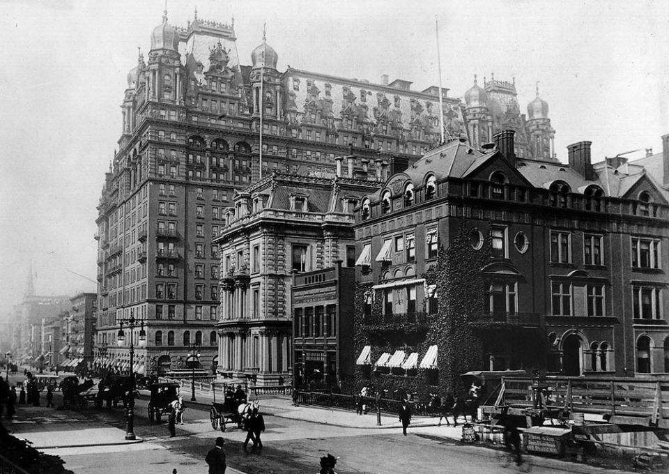 A view of the Waldorf-Astoria Hotel, New York City, 1899 (Wikimedia Commons/Library of Congress)